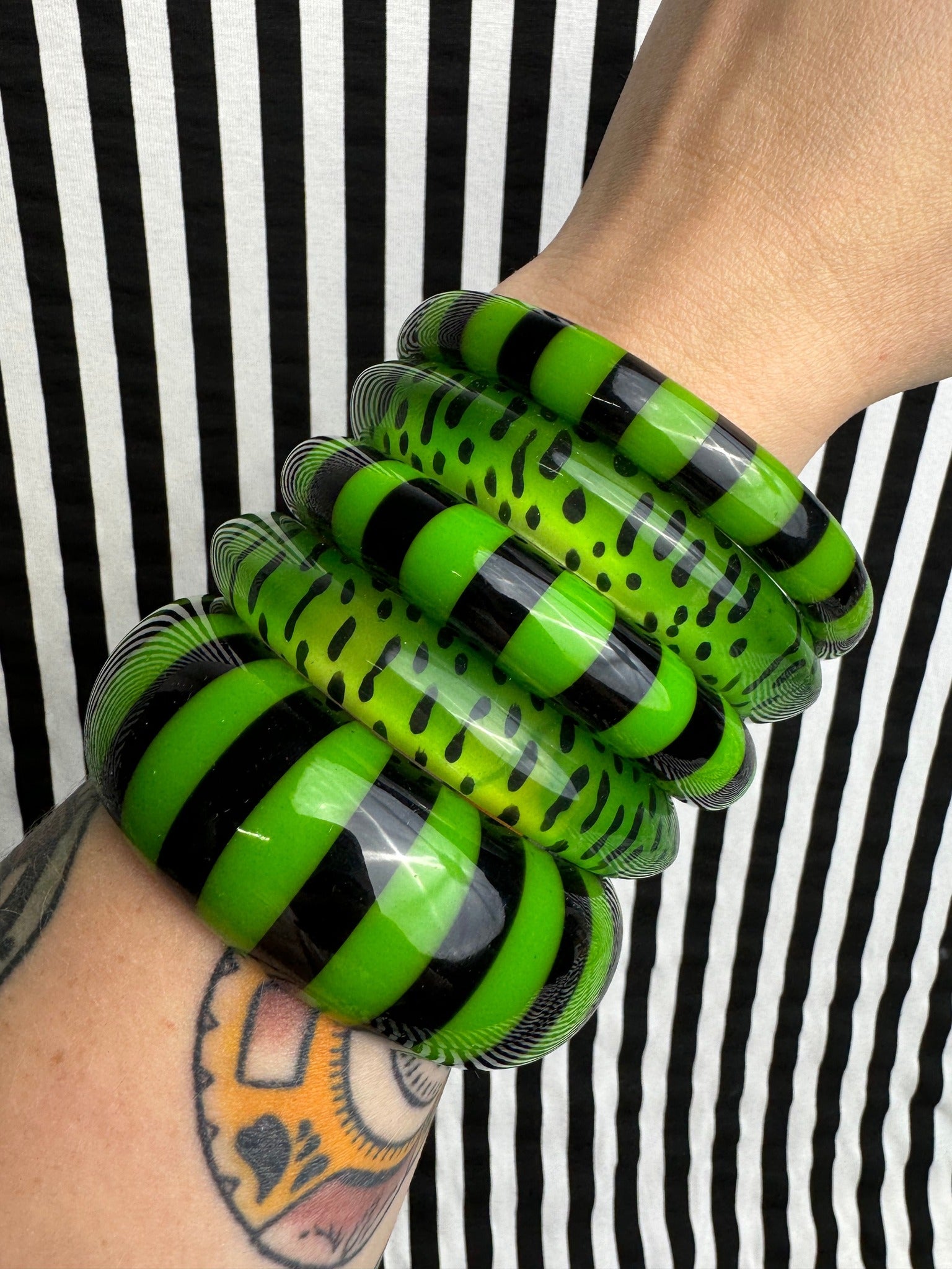 Narrow Slime black and green Bangle